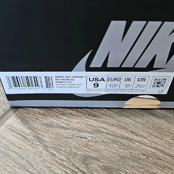 Nike Air Jordan 1 Retro High OG in Black SILVER And White 'Satin Shadow' - Picture 6 of 8